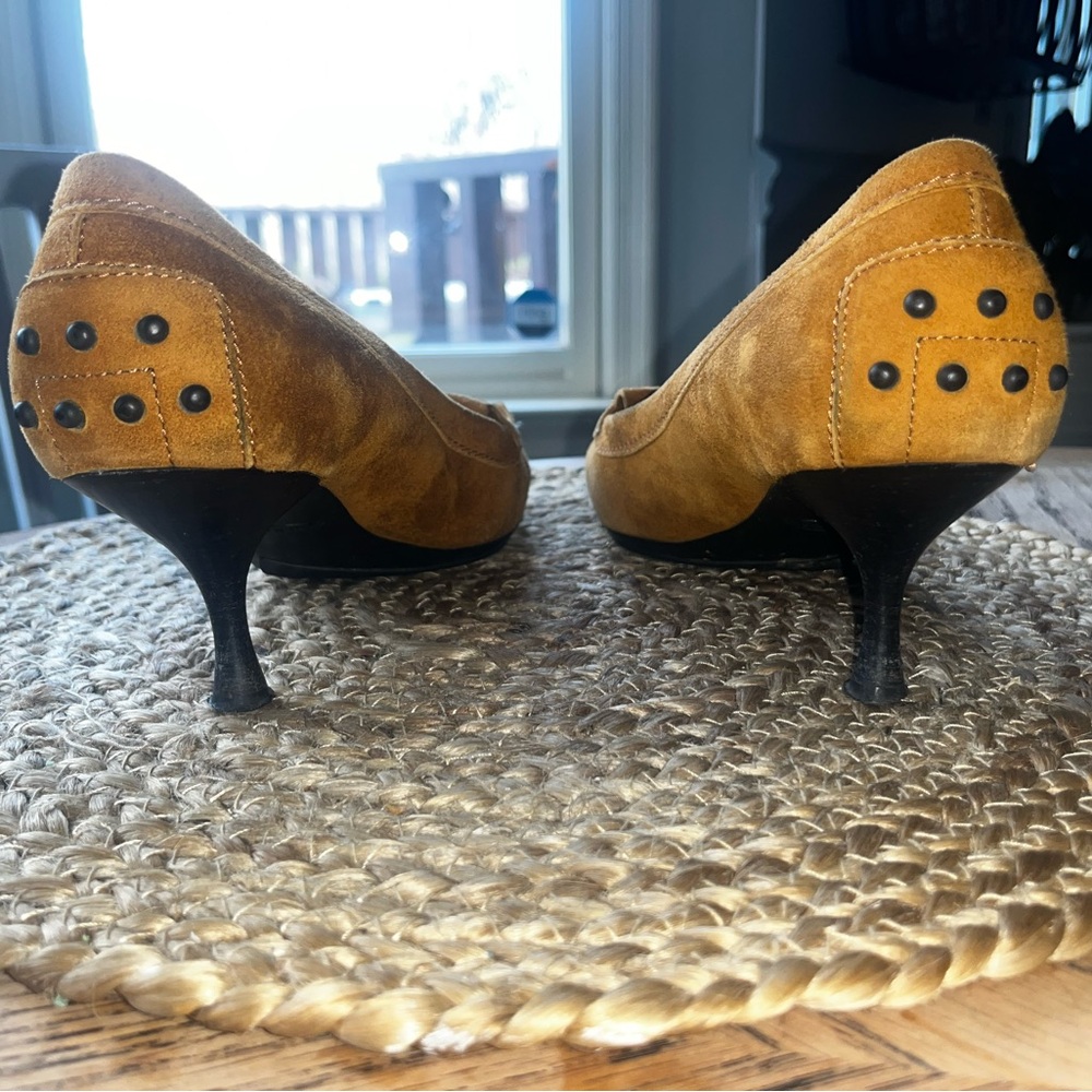 Tod's Italy: Tan Suede Loafer Style Kitten Heel Court Shoes size 9 - Picture 4 of 5